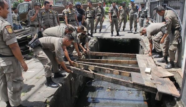 Tiga Lapak PKL Di Khatib Sulaiman Padang Dibongkar Pol PP Top Satu