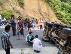 Tak Kuat Mendaki, Minibus L300 Rebah Kuda di Dharmasraya