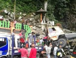 Rem Blong, Truk Tabrak Pagar Pengaman Objek Wisata