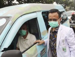 Kabut Asap, RS Ibnu Sina Padang Bagikan Masker Gratis