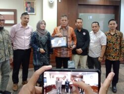 KI dan KPI Antar Langsung Reward ke DPRD Sumbar