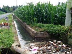 Di Lubuk Basung, Warga Masih Buang Sampah ke Sungai