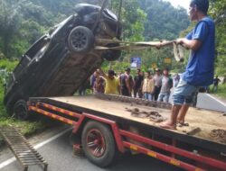 Sopir Diduga Mengantuk, Mobil Minibus Terjun ke Jurang