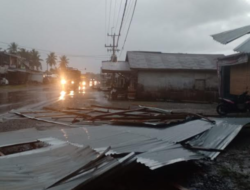 Angin Kencang, Atap Kedai di Pasar Bawan Diterbangkan Angin