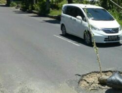 Jalan Berlubang Dipasangi Tanda