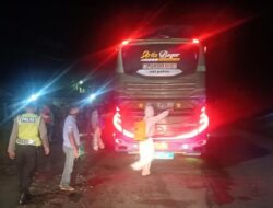 Petugas Semprot Disinfektan Bus dari Jakarta