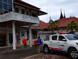 Antisipasi Korona, Gedung KPU Sumbar Disemprot Disinfektan 