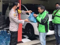 Polres Padang Panjang Bagikan Sembako kepada Tukang Ojek