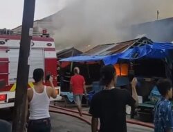 Menjelang Magrib, 16 Kios di Pasar Raya Padang Terbakar