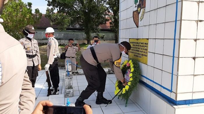 Polres Pariaman  Laksanakan Tabur Bunga  di Taman  Makam 