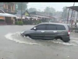 Hujan Deras, Jalan Raya Lubuk Basung Jadi Sungai