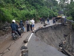 Jalan Palupuah Amblas, Bukittinggi – Pasaman Macet Total