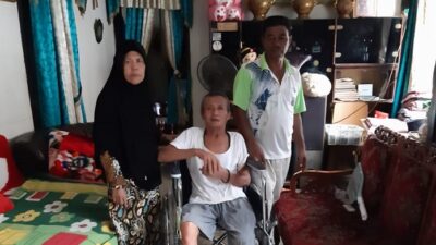 Lisda Hendrajoni Bantu Kursi Roda untuk Lansia di Dharmasraya