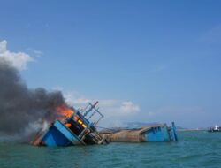 KKP dan Kejaksaan Tenggelamkan Dua Kapal Illegal Fishing Berbendera Malaysia di Aceh