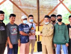 Pemuda Lingkungan Tarok Serahkan Bantuan untuk Pesantren