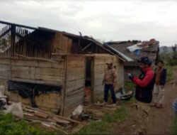 80-an Unit Bangunan Rusak Diterjang Angin Ribut di Tanah Datar