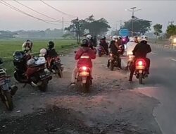 Pemudik Sepeda Motor Lolos Penyekatan Karena Hujan Lebat