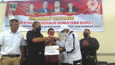 BONUS - Wagub Sumbar Audy Joinaldy serahkan bonus spontan kepada atlet peraih medali di PON Papua lalu. (bambang)