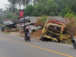 Truk Colt Diesel Ringsek Usai Kecelakaan di Simpang Ampek