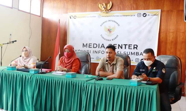 INFORMATIF - Ketua KI Sumbar Nofal Wiska didampingi Ketua Panitia Monev Tanti Endang Lestari dan Komisioner KI Adrian Tuswandi saat mengumumkan nominator Badan Publik Terinformatif.