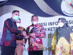 Kadis Kominfo Pessel Raih Achievement Motivation Person dari Komisi Informasi 