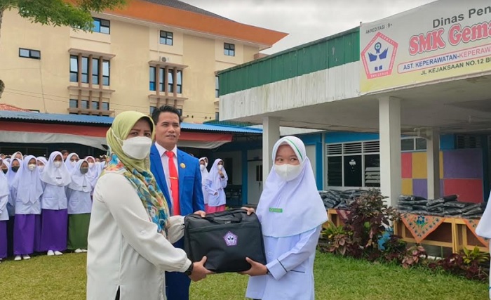 300 Siswa SMK Genus Bukittinggi dapat Laptop dari Yayasan INGG - Top Satu