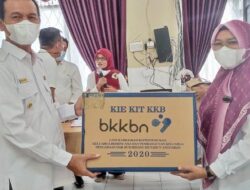 DP3AKB Pariaman Serahkan Alat Penunjang Program KB