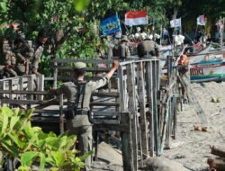 Puluhan Lapak PKL Pantai Padang Di Tertibkan Tim Gabungan Pemko Padang Bersama TNI- Polri