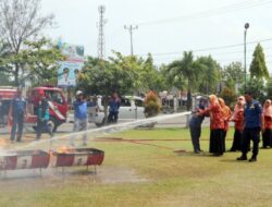 Ibu-ibu di Pariaman Berlatih Pencegahan Dini Kebakaran