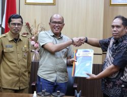 Ketua DPRD Sumbar Serahkan Berkas 15 Calon Komisioner KI ke Komisi I