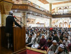 Seribuan Masyarakat Lingkungan Salat Idul Fitri 1444 H di Masjid Raya Jabal Rahmah Semen Padang