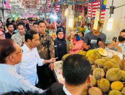 Saat Presiden Jokowi dan PM Anwar Sambangi Pasar Chow Kit