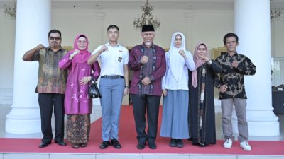 Jadi Pasukan Pengibar Bendera di Istana, Dua Pelajar Terbaik Sumbar Dilepas Gubernur