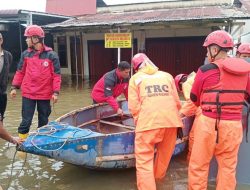 Kota Padang Dikepung Banjir, Semen Padang Kirim Relawan TRC Evakuasi Korban Banjir