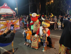 Dua Maskot Kerbau dari PT Semen Padang Jadi ‘Kawan Bermain’ Anak-anak di Merah Putih Light Carnival 2023