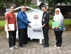 Peduli Lingkungan, Semen Padang Serahkan Bantuan 1 Unit Kontainer Sampah ke DLH