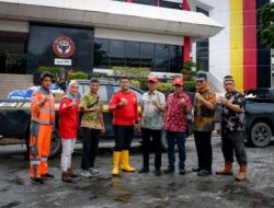 Semen Padang Serahkan Bantuan Sembako ke Warga Terdampak Banjir di Banuaran