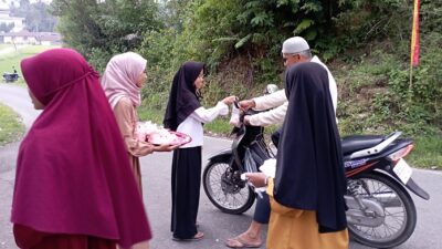 Tanamkan Karakter, Murid SDN 17 Cegek Kamang Ilia Buka Bersama dan Berbagi Takjil