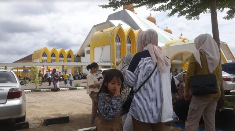 Masjid Agung Dharmasraya Jadi Tujuan Favorit Wisatawan - Top Satu