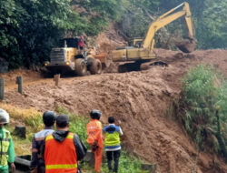 Bebaskan Jalan Padang-Solok dari Longsoran, Semen Padang Turunkan TRC