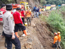 Semen Padang Turunkan TRC dan Loader Bebaskan Sitinjau Lauik dari Material Longsoran