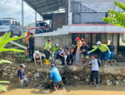 Galang Bantuan Kemanusiaan, LDII Sumbar Gotong Royong Bersihkan Lokasi Bencana