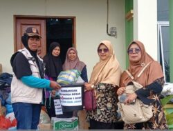 Keluarga Besar SMKN 1 Baso Bersihkan Rumah Terdampak Galodo