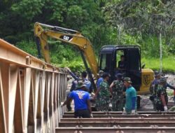 Tentara Kembali Bangun Jembatan Bailey di di Sungai Jambu Pariangan