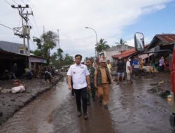 Bupati Dharmasraya Bantu Warga Korban Banjir Bandang dan Galodo di Tanah Datar