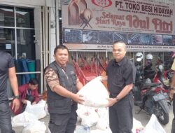 Toko Besi Hidayah Bagikan 100 Paket Sembako bagi Korban Banjir Bandang