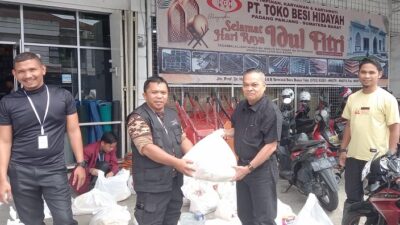 Toko Besi Hidayah Bagikan 100 Paket Sembako bagi Korban Banjir Bandang