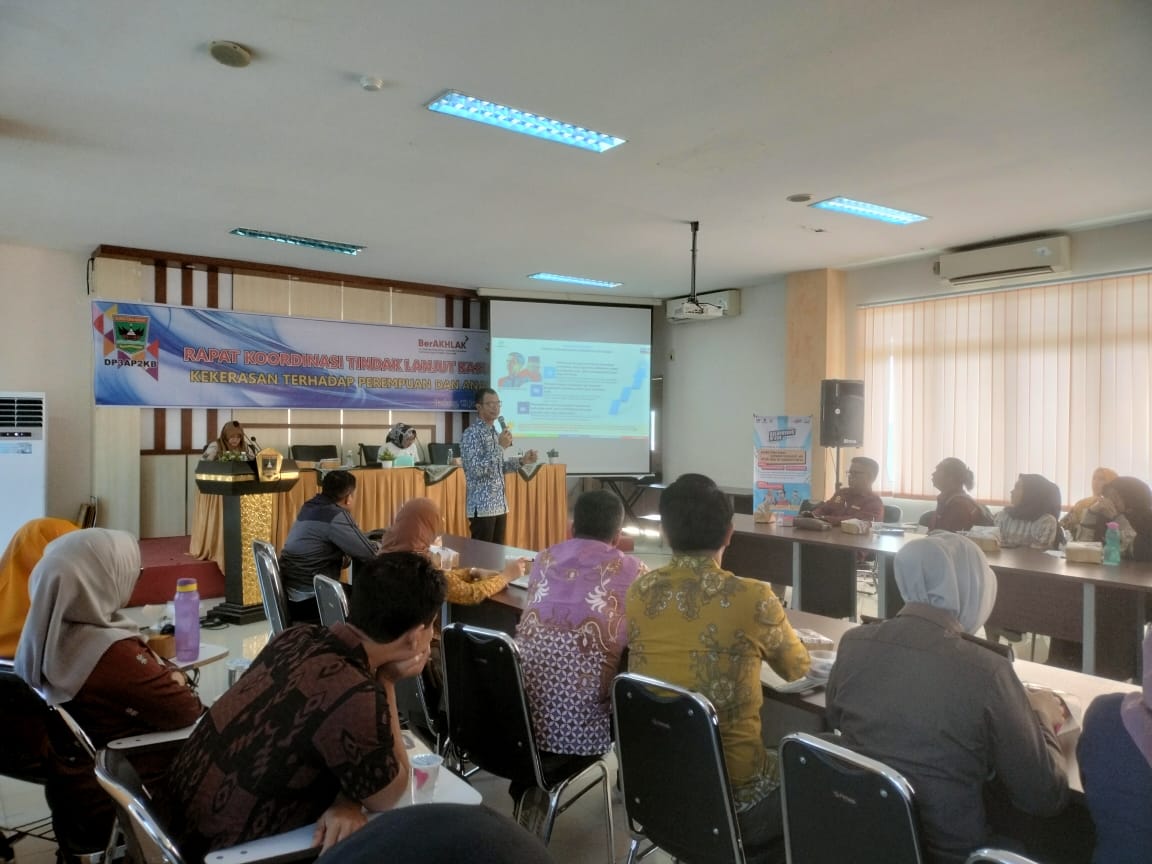 BERI MATERI - Para peserta rapat koordinasi dengan serius mendengarkan materi dari narasumber. (Hendri Nova