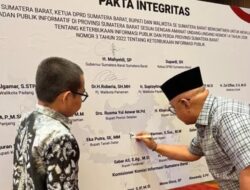 Pejabat Pemkab Agam Tandatangani Pakta Integritas Keterbukaan Informasi Publik