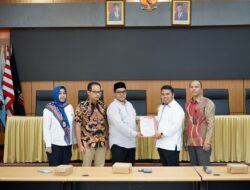 Irman Gusman Serahkan Dokumen Mantan Terpidana ke KPU Sumbar